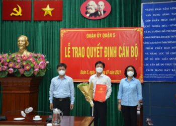 Trao quyết định cán bộ